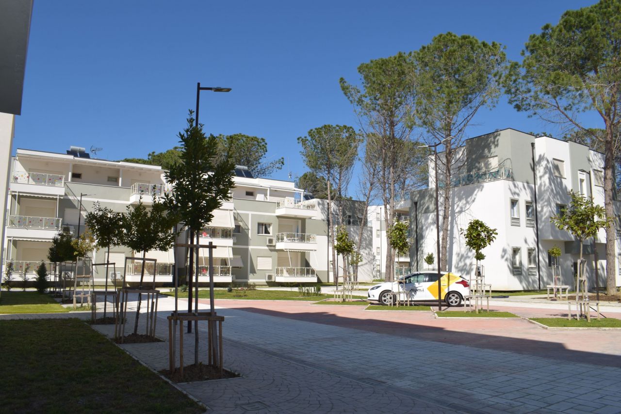 Eladó Három Hálószobás Penthouse A Lalzit Bay Perla Resort Albániában, Minden Felszereléssel A Közelben