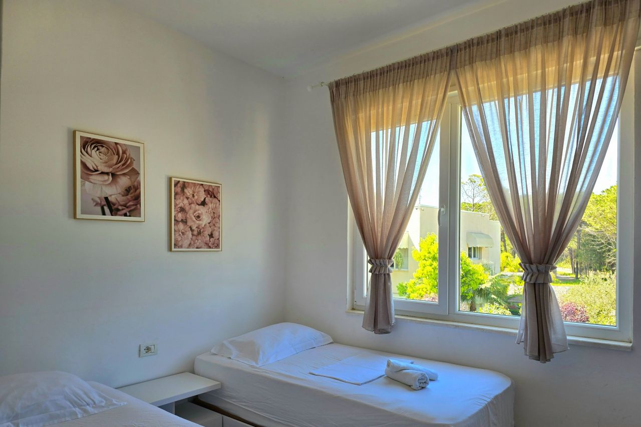 Kiadó Apartman A Lura 3 Resort Lalzit Bay Albániában, Két Hálószobával és Erkéllyel, Nagyszerű Kilátással