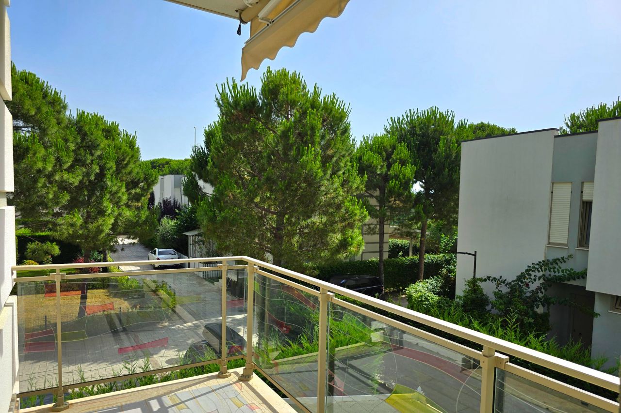 Вилла в аренду в Perla Resort Lalzit Bay Албания, расположенная в тихом районе, с частным садом
