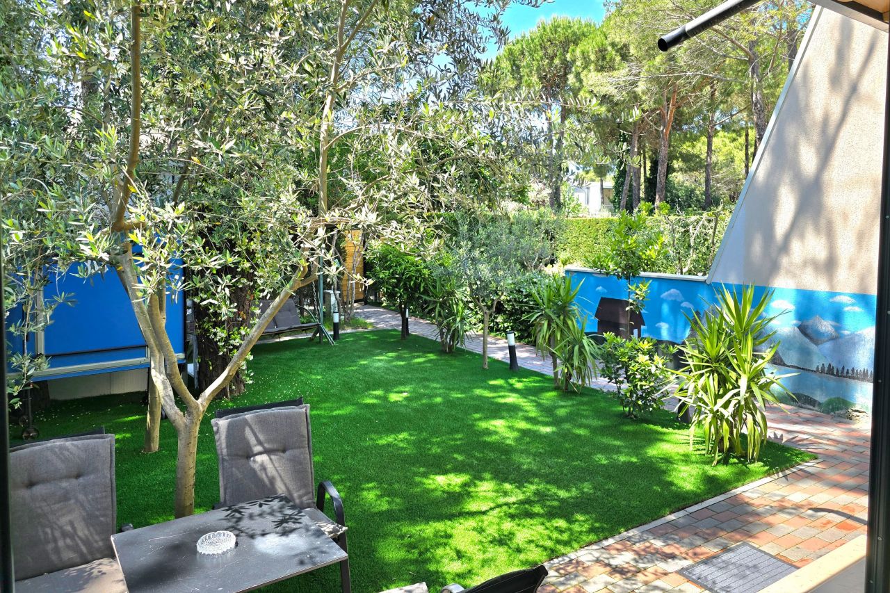 21 Lalzit Bay, 2015, Durres, Albania