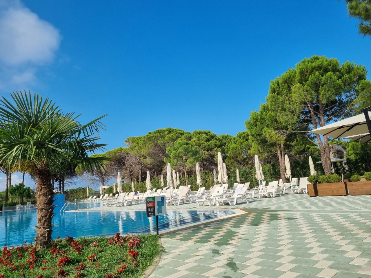 Nyaraló Villa Albániában Kiadó a Perla Resortban, a Lalzit-öbölben