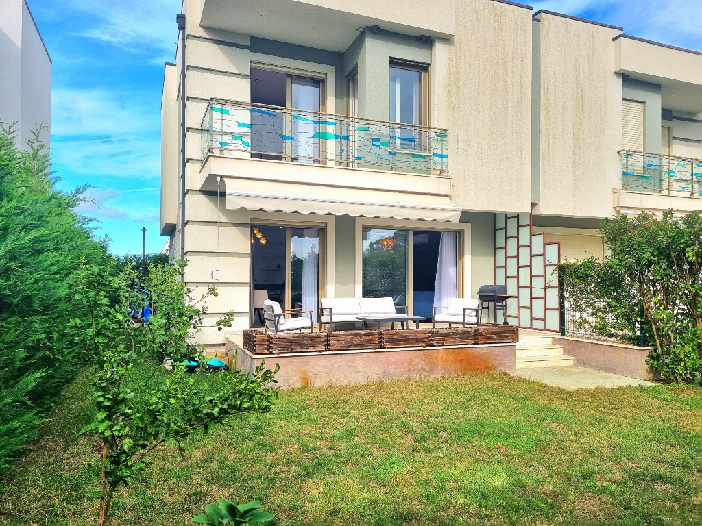 Nyaraló Villa Albániában Kiadó a Perla Resortban, a Lalzit-öbölben