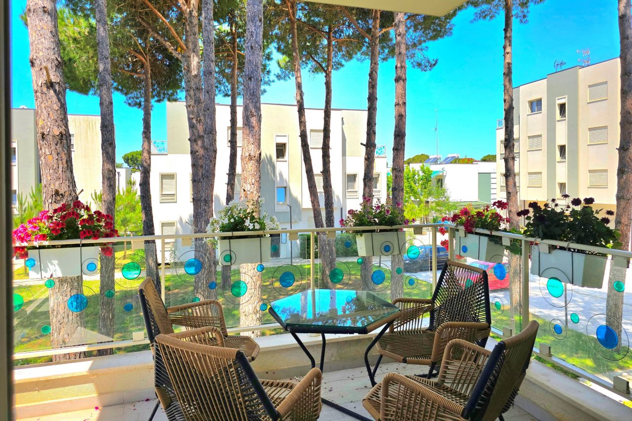 21 Lalzit Bay, 2015, Durres 