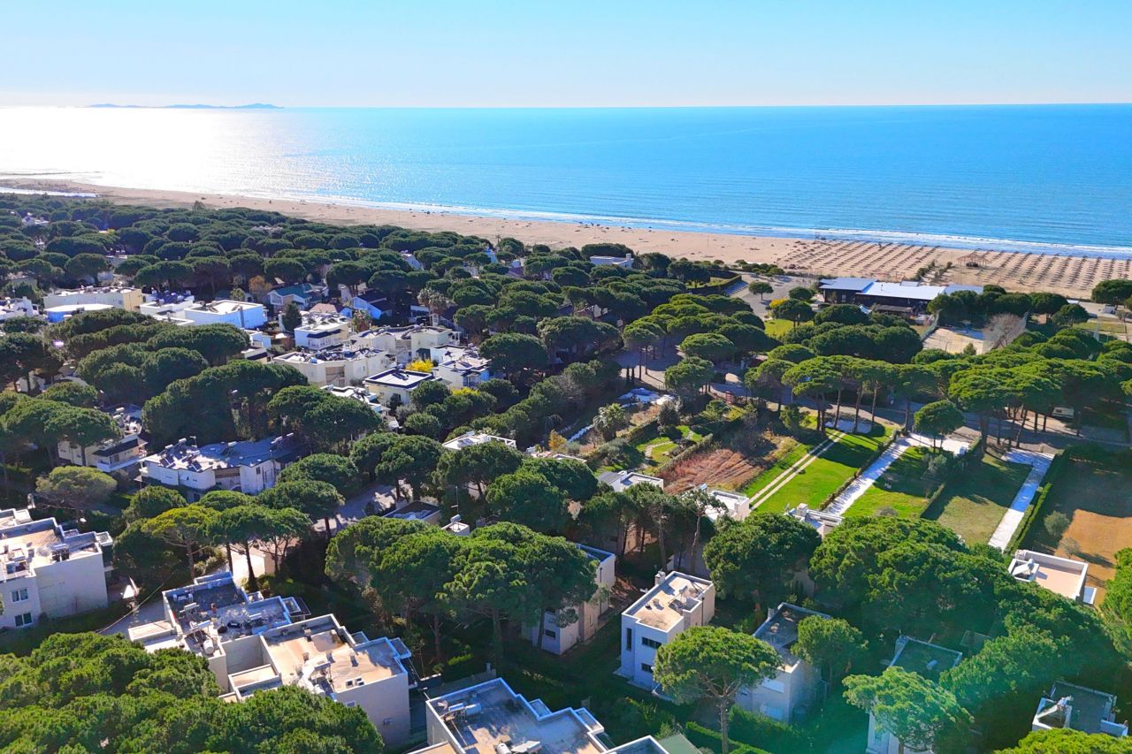 21 Lalzit Bay, 2015, Durres 