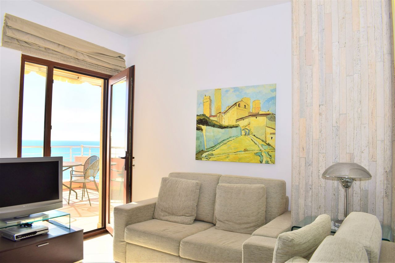 Апартаменты с террасой с полным видом на море в Дурресе