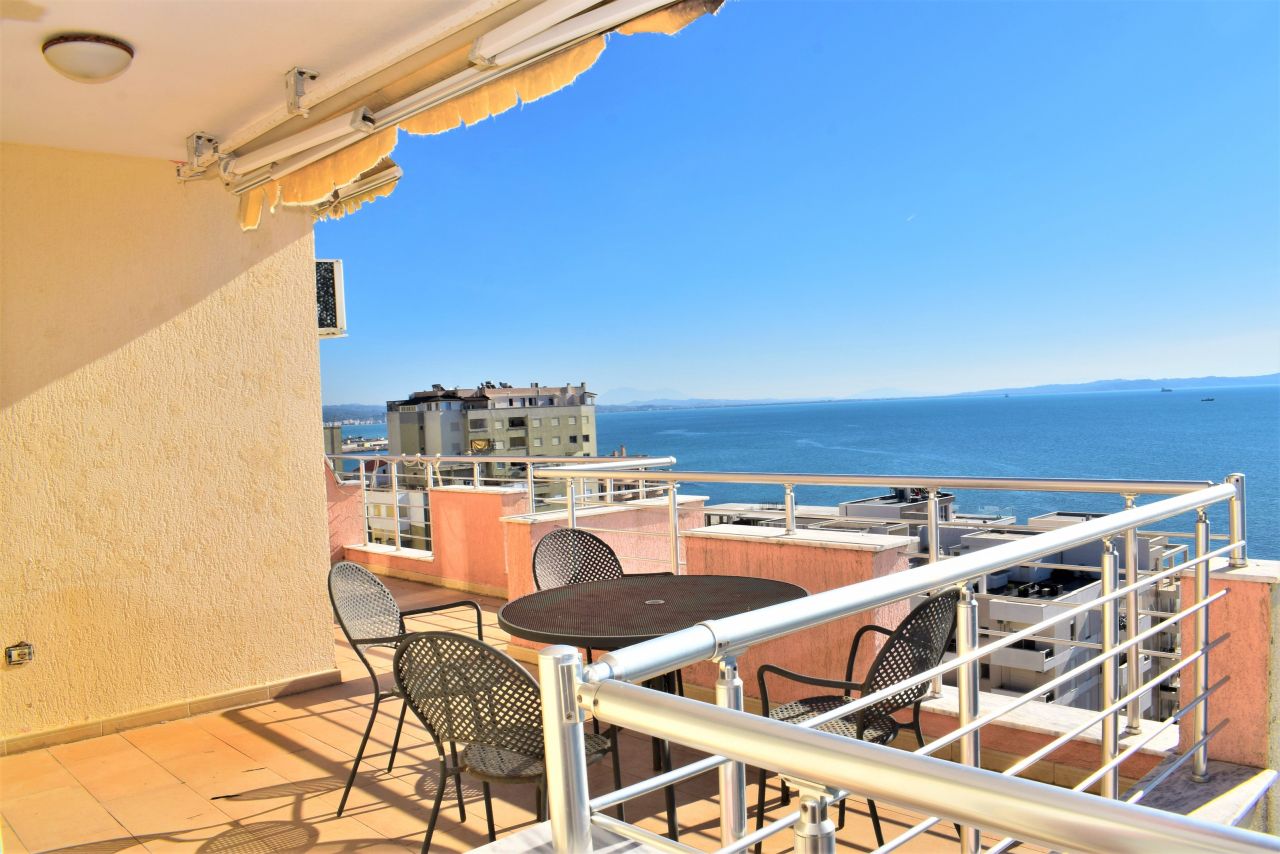 Апартаменты с террасой с полным видом на море в Дурресе