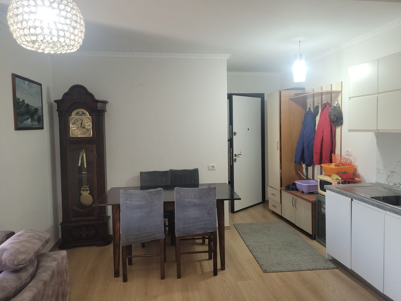 Apartament Me Dy Dhoma Gjumi Per Shitje Pjeserisht I Mobiluar I Vendosur Ne Nje Lokacion Primar Prane Detit