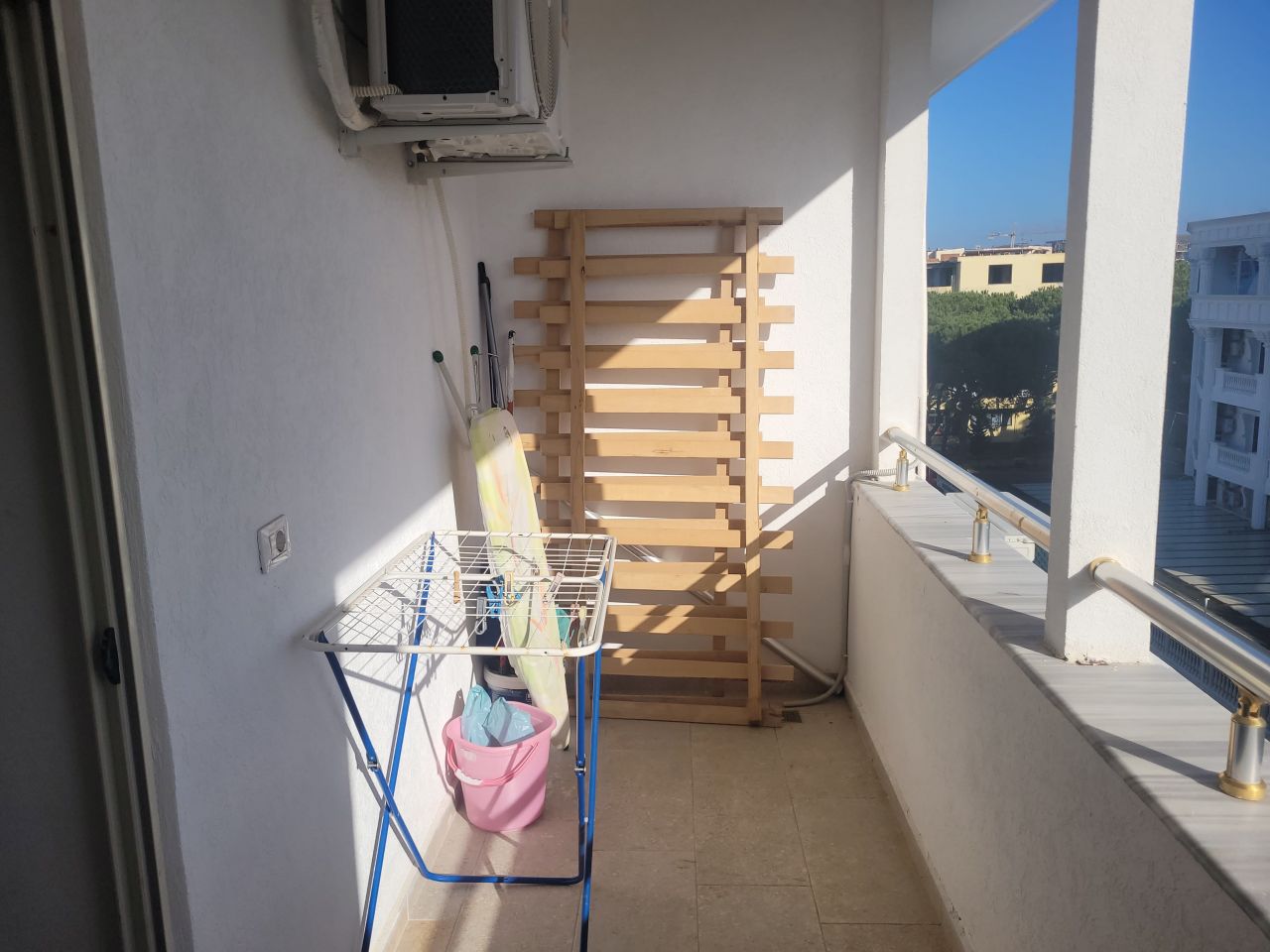 Apartament Me Dy Dhoma Gjumi Per Shitje Pjeserisht I Mobiluar I Vendosur Ne Nje Lokacion Primar Prane Detit