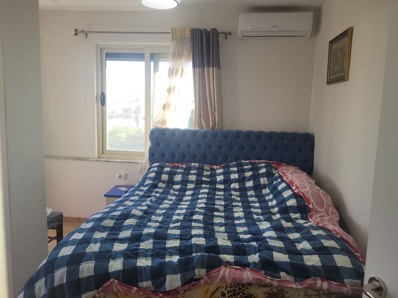 Apartament Me Dy Dhoma Gjumi Per Shitje Pjeserisht I Mobiluar I Vendosur Ne Nje Lokacion Primar Prane Detit