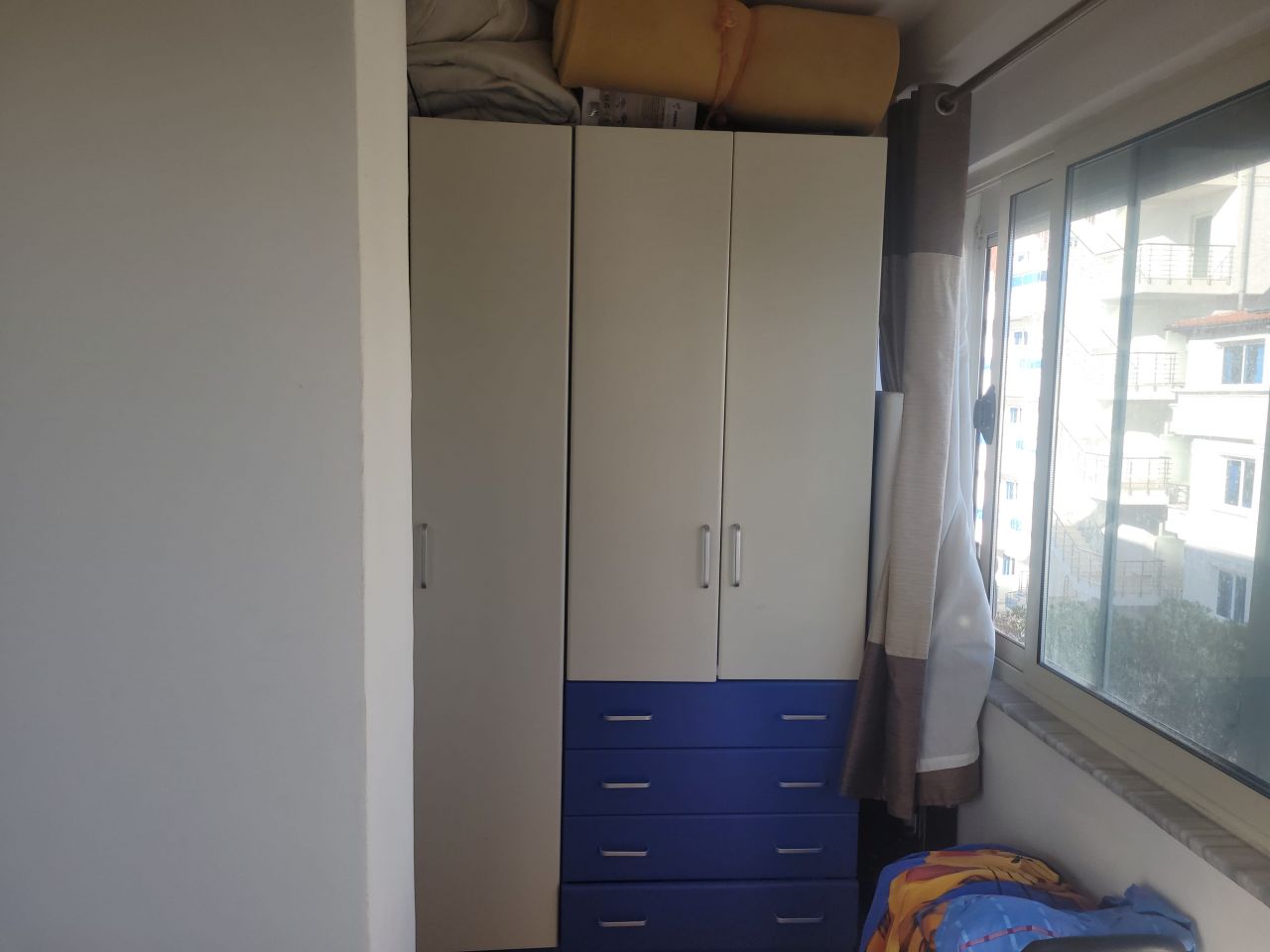 Apartament Me Dy Dhoma Gjumi Per Shitje Pjeserisht I Mobiluar I Vendosur Ne Nje Lokacion Primar Prane Detit