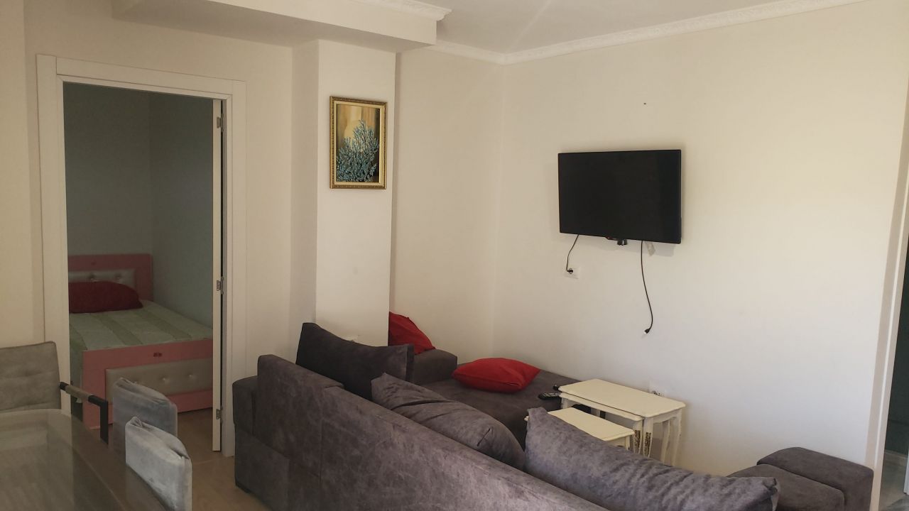 Apartament Me Dy Dhoma Gjumi Per Shitje Pjeserisht I Mobiluar I Vendosur Ne Nje Lokacion Primar Prane Detit