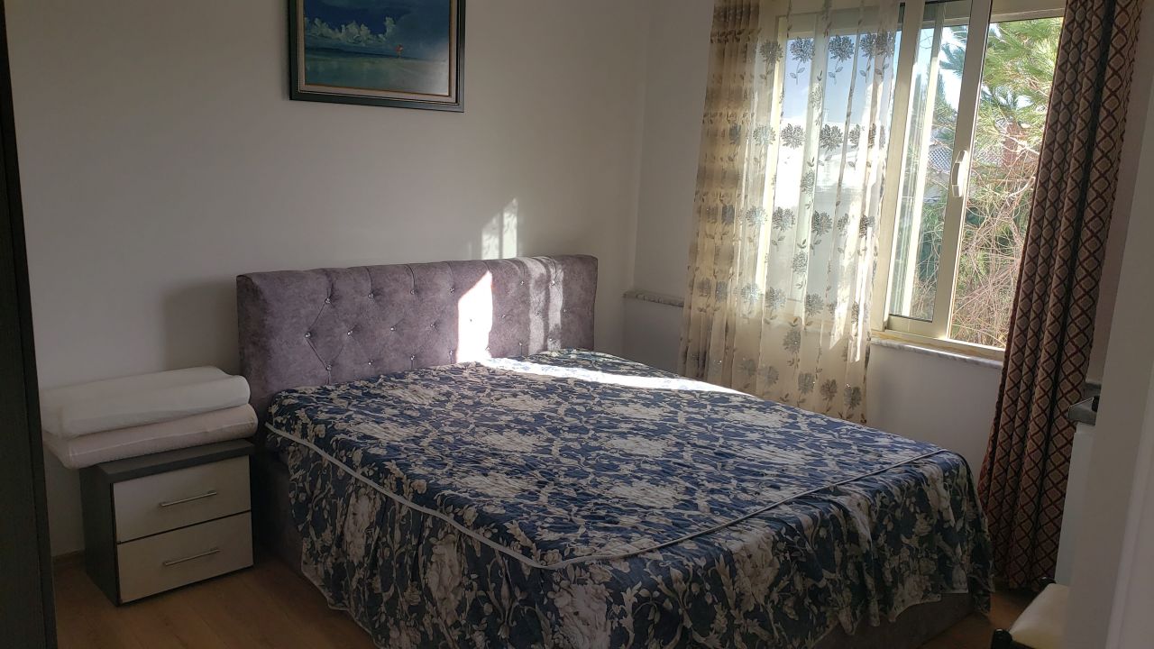 Apartament Me Dy Dhoma Gjumi Per Shitje Pjeserisht I Mobiluar I Vendosur Ne Nje Lokacion Primar Prane Detit