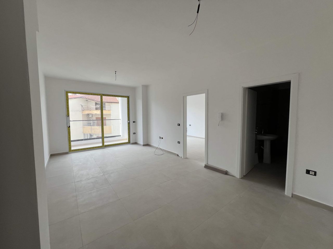 28 Golem, Durres 2504