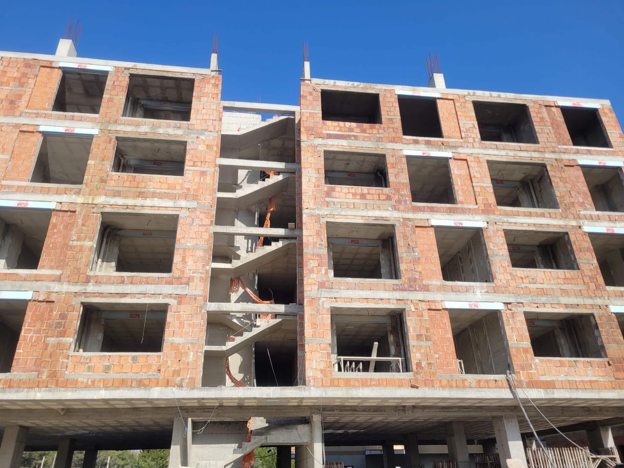 Apartamente Per Shitje Ne Qerret Durres Shqiperi Pallat I Ri Ne Ndertim