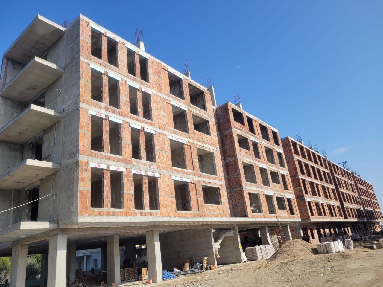 Apartamente Per Shitje Ne Qerret Durres Shqiperi Pallat I Ri Ne Ndertim