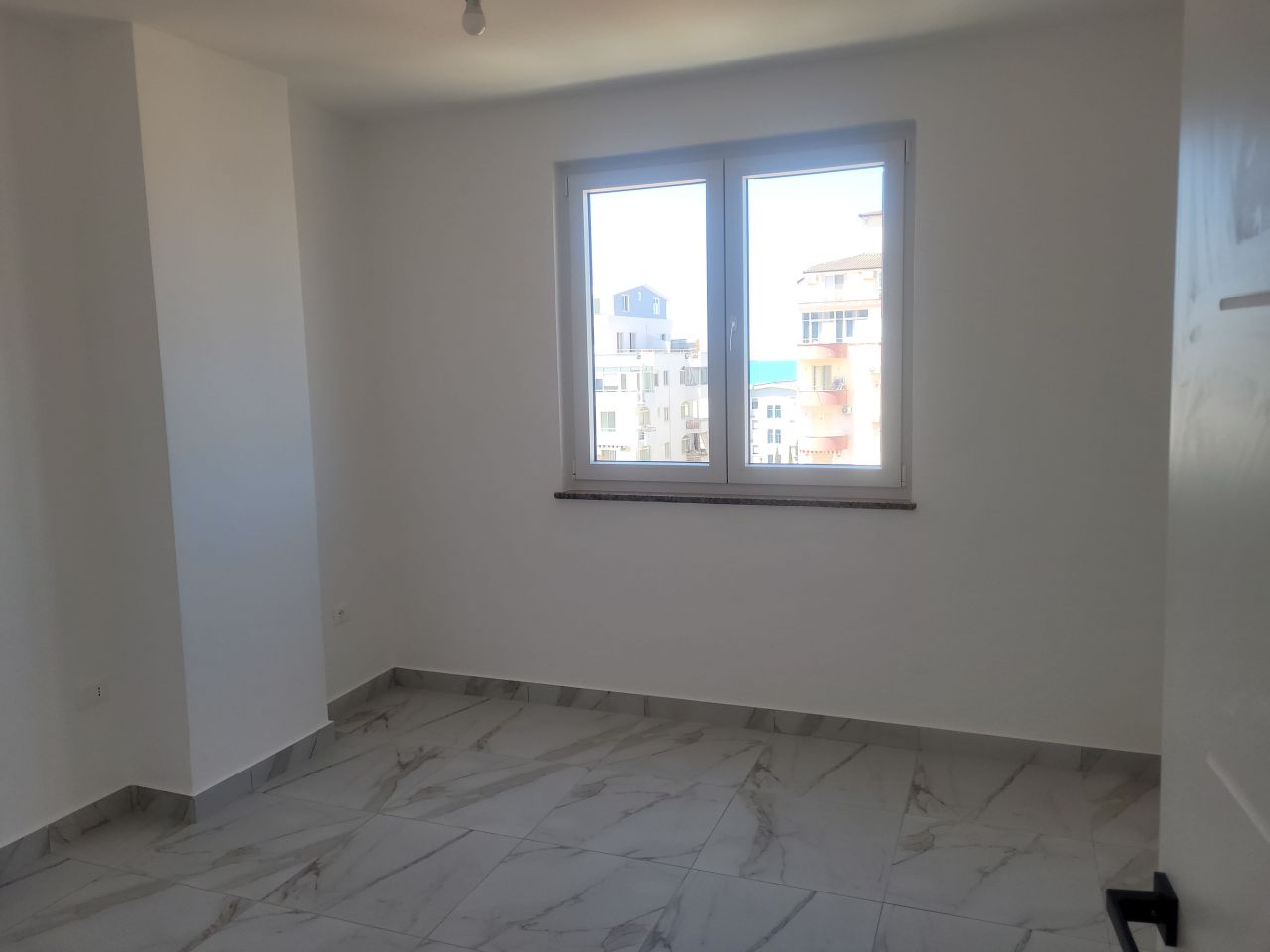 Apartament Per Shitje Ne Durres Shqiperi, Ne Nje Zone Te Qete, Prane Plazhit