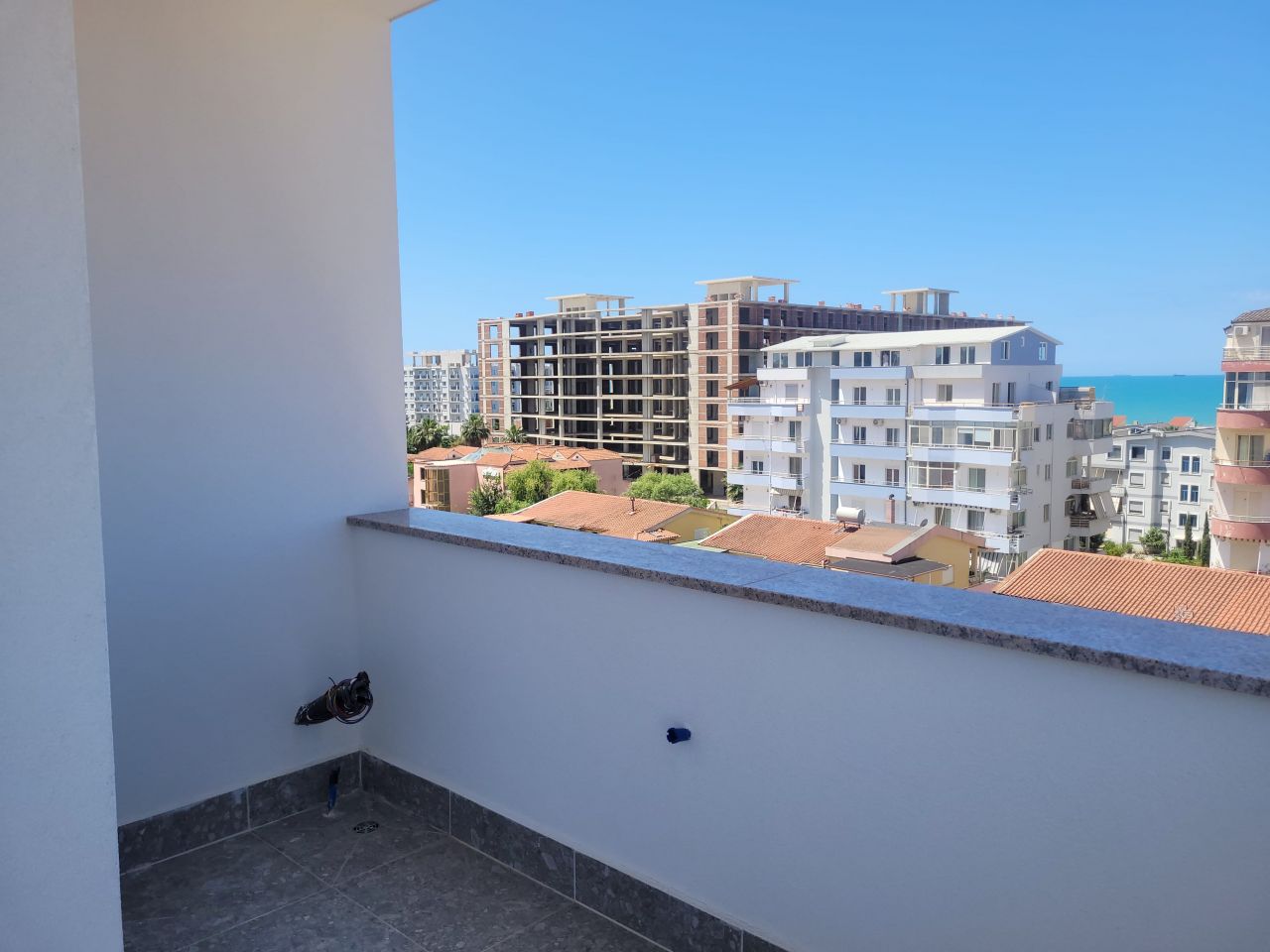 Apartament Per Shitje Ne Durres Shqiperi, Ne Nje Zone Te Qete, Prane Plazhit