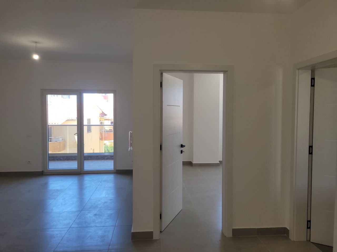 Apartament Per Shitje Ne Durres Shqiperi, Ne Nje Zone Te Qete, Prane Plazhit