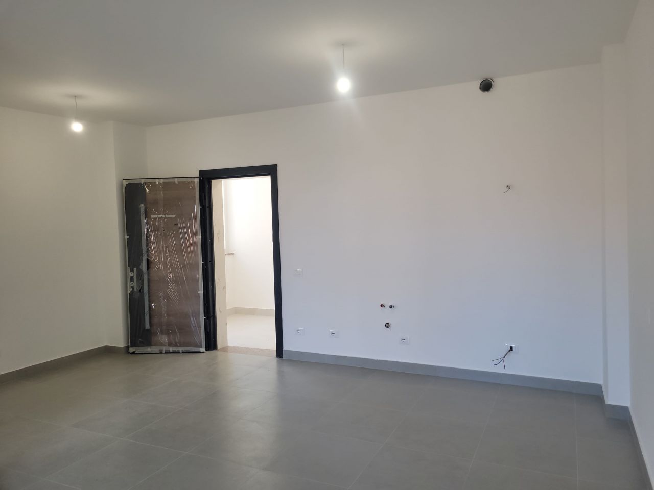 Apartament Per Shitje Ne Durres Shqiperi, Ne Nje Zone Te Qete, Prane Plazhit