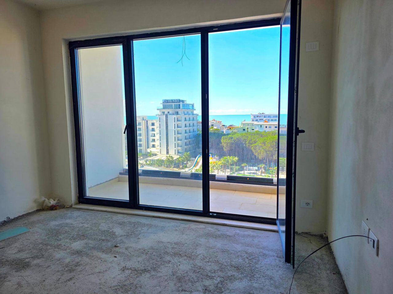 12 Golem, Durres 2504