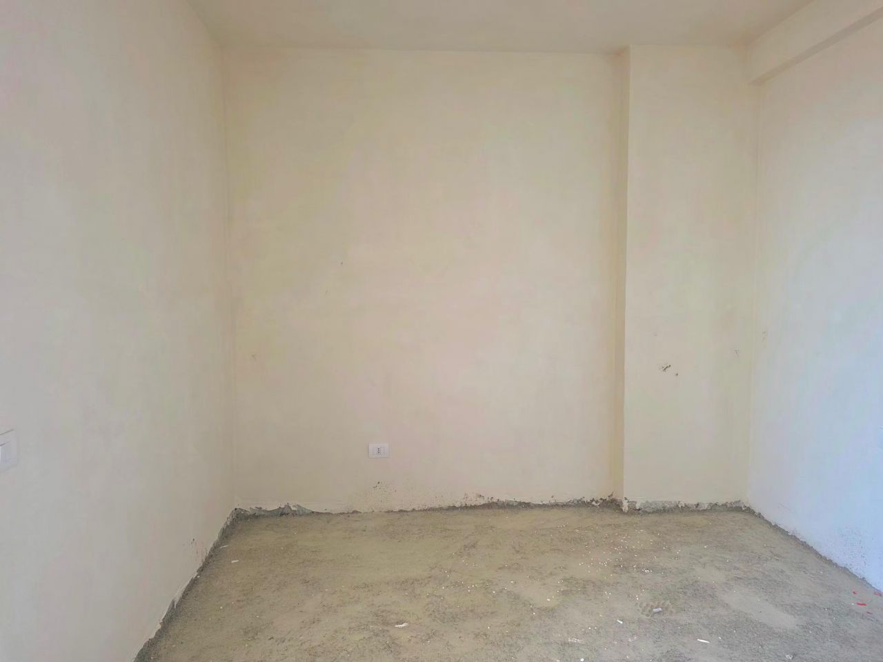 12 Golem, Durres 2504