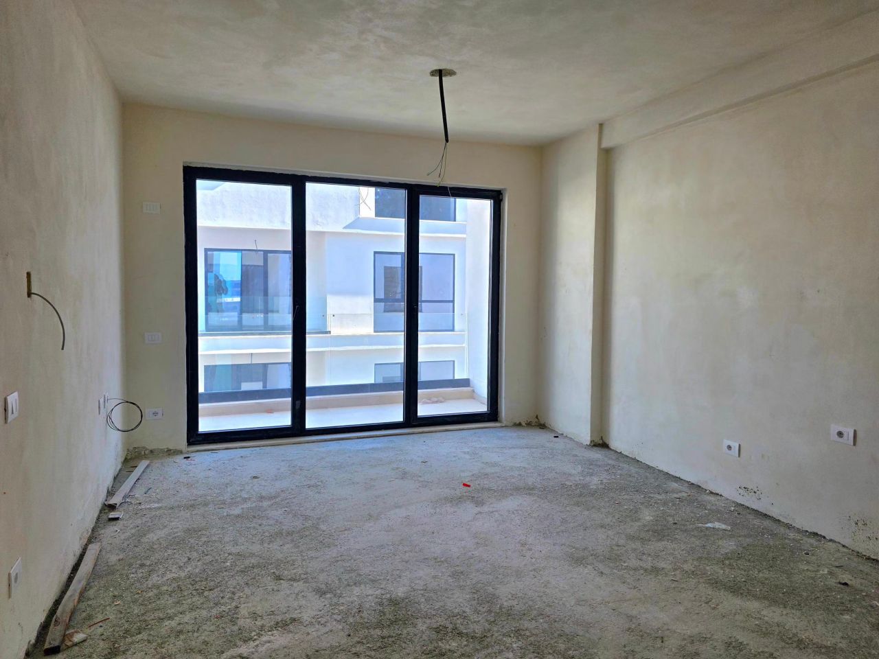 12 Golem, Durres 2504