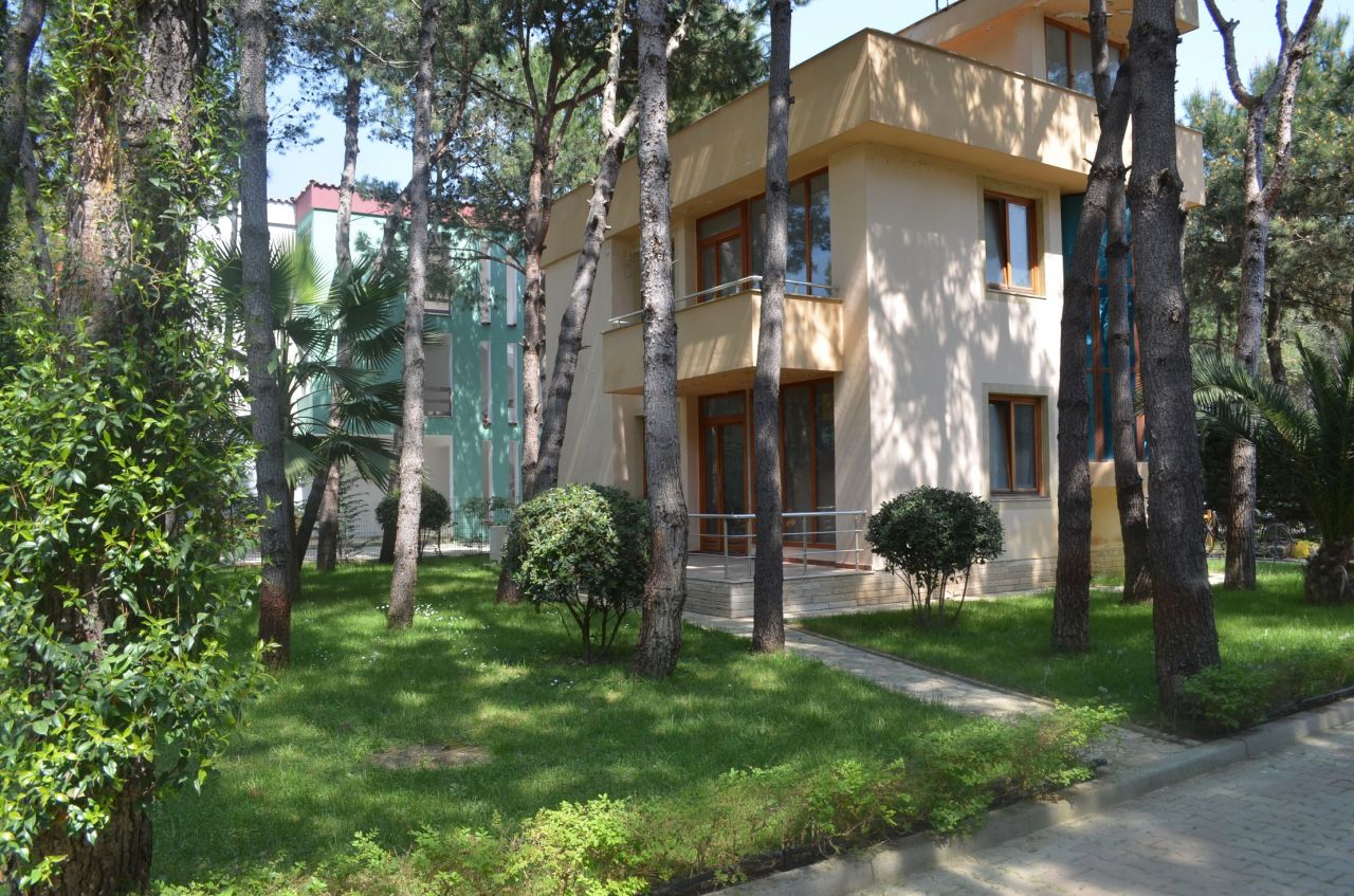 Villa eladó Durresi város, Albánia. A villa közelében található a tenger, csak fél óra távol a főváros, Tirana.
