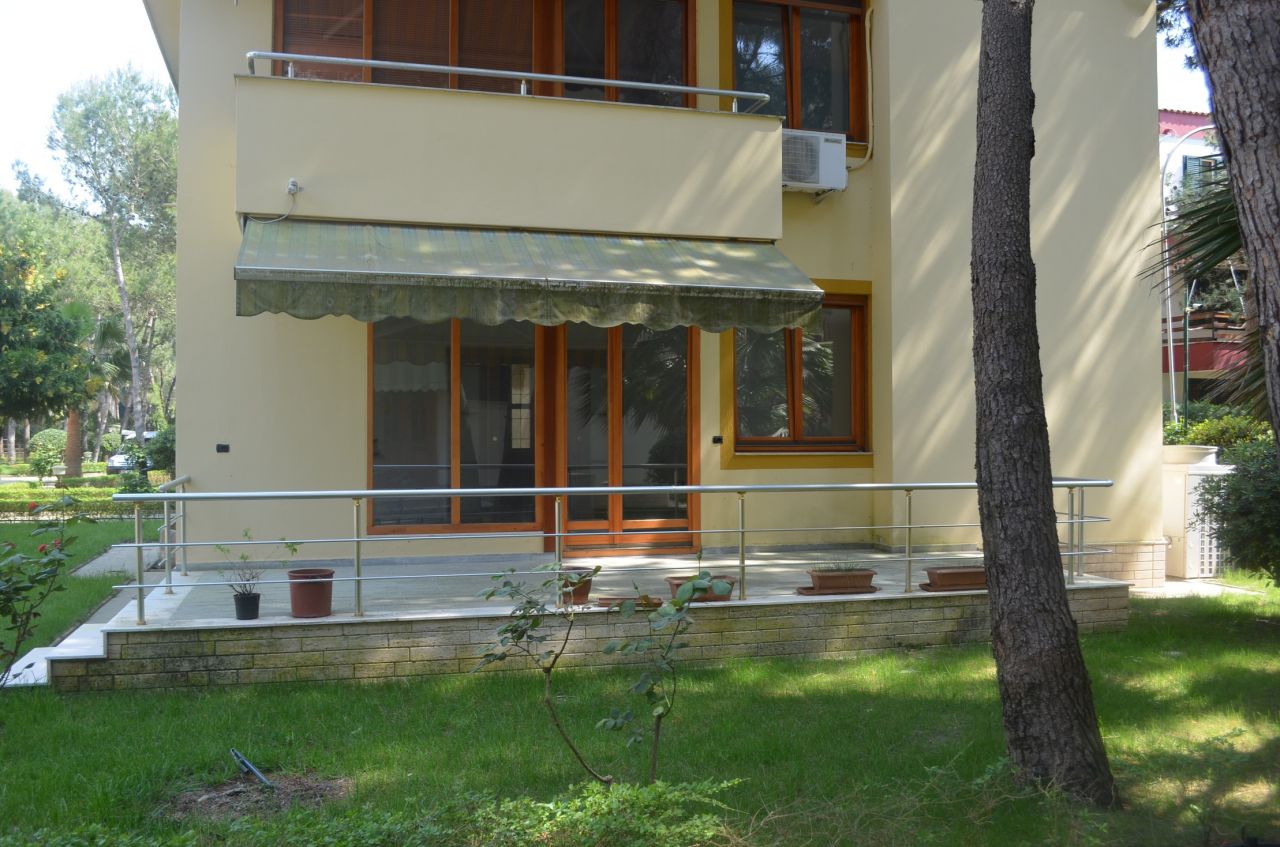 villa for sale in Durres, close to the sea and with wonderful garden
