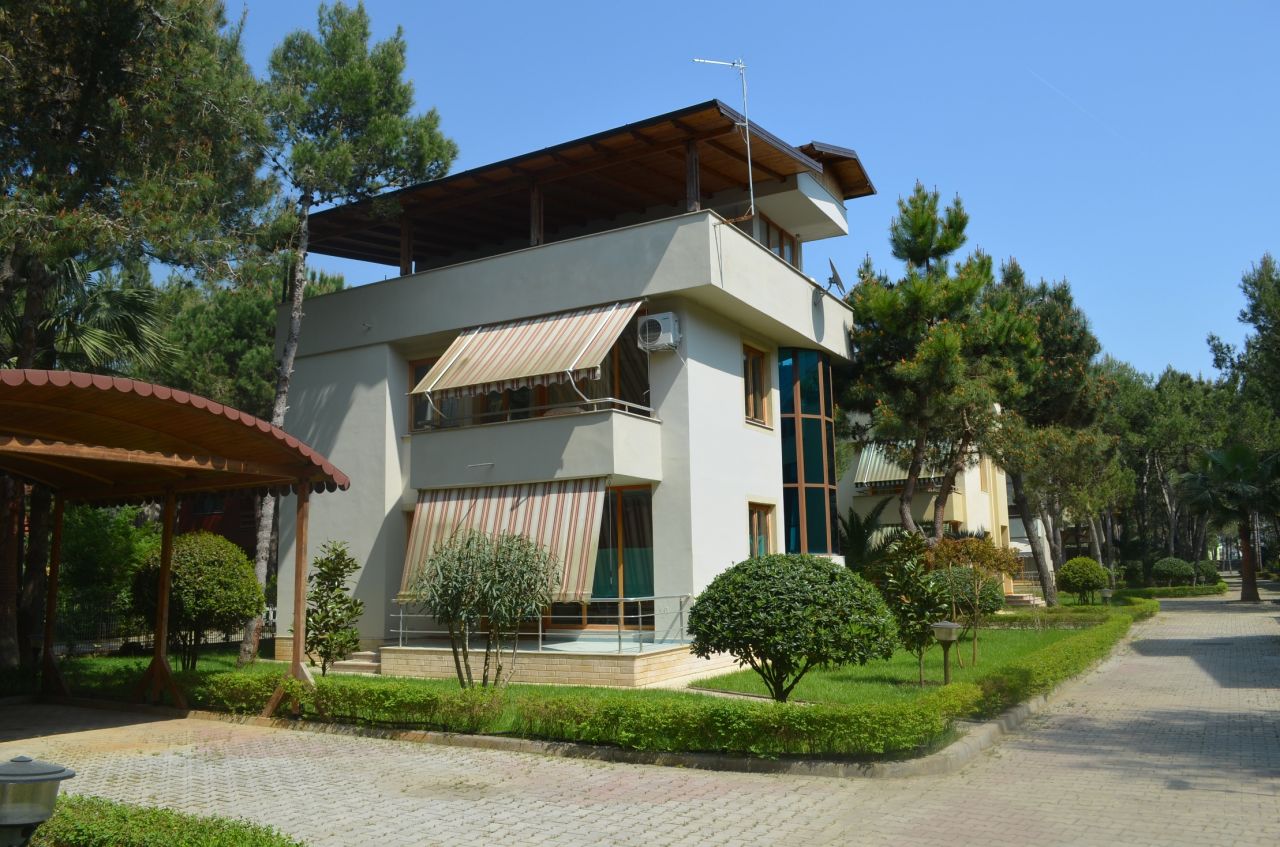 Denne vakre villa, nær sjøen og med denne fantastiske hagen er til salgs. Villaen ligger i Durres City og tilbys for deg med Albania Property Group.