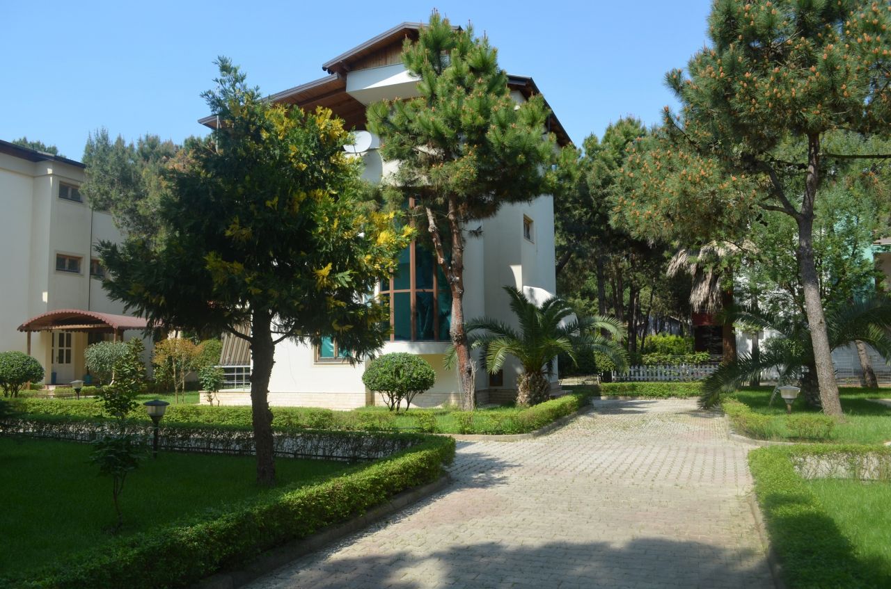 Villa eladó Albániában, Durres-ben. Turistafalu Albániában.