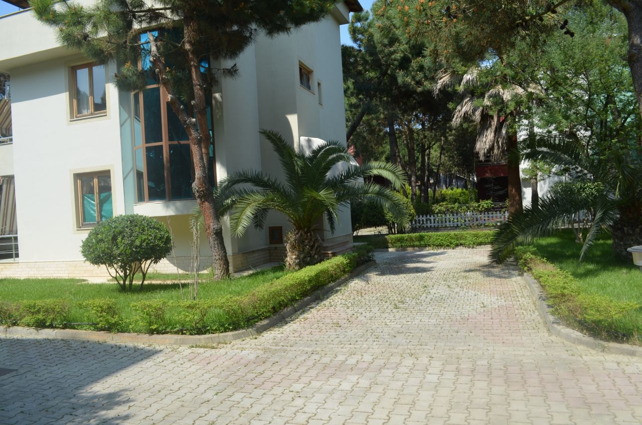 Ta piękna willa, blisko morza iz tego wspaniałego ogrodu jest na sprzedaż.Willa znajduje się w Durres City i jest przeznaczona dla Ciebie przez Albanię Property Group.
