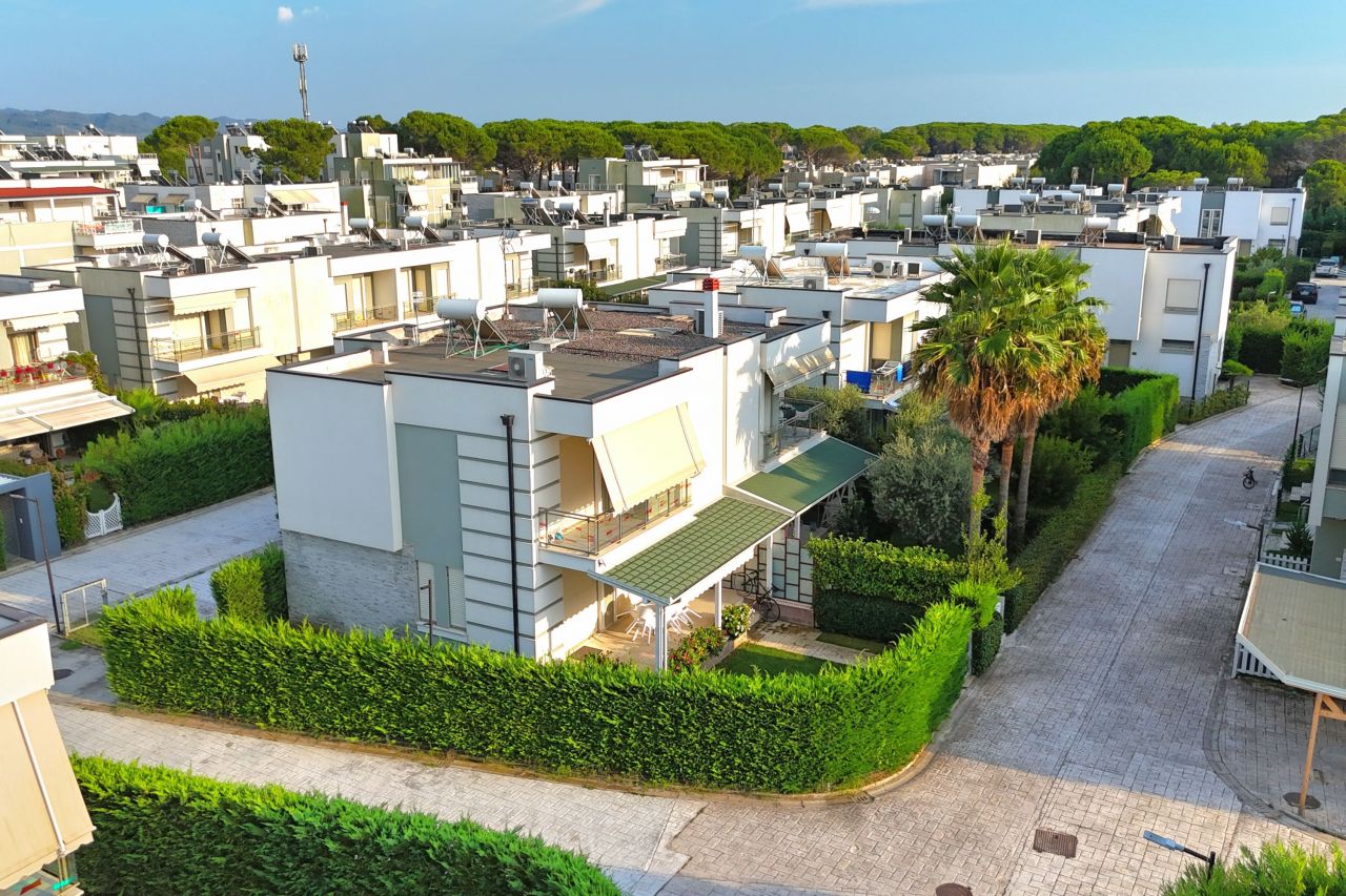 Villa In Vendita A Perla Resort Nella Baia Di Lalzit Durazzo Albania, Situata In Una Zona Tranquilla, Vicino Alla Spiaggia