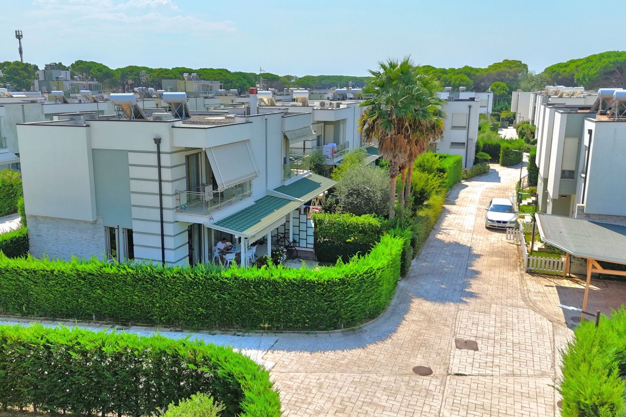 21 Perla Resort, Lalzi Bay, Durres 2001