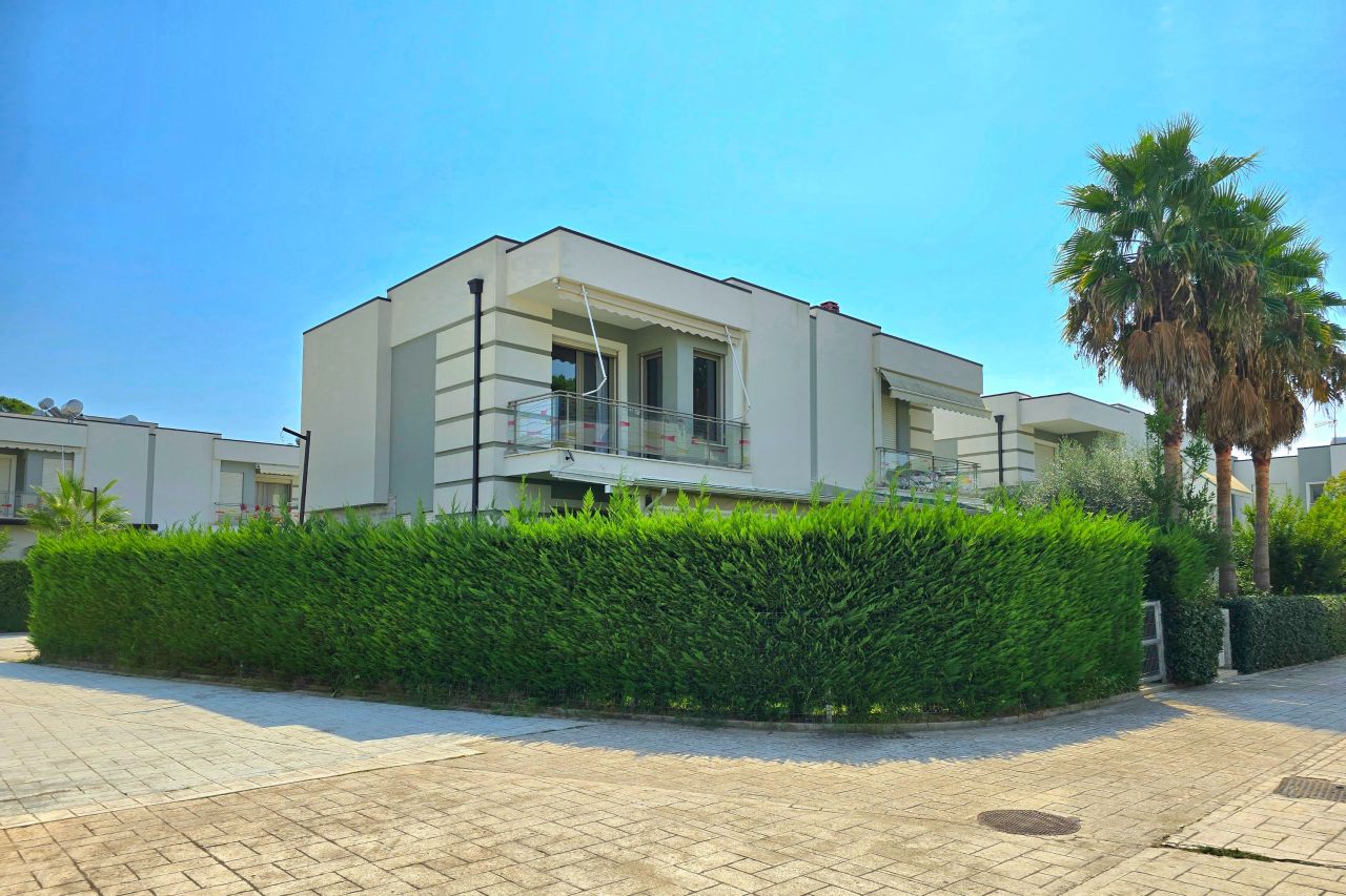 Villa Eladó A Perla Resortban Lalzit Bay Durres-i Albániában, Csendes Környéken, Közel A Strandhoz