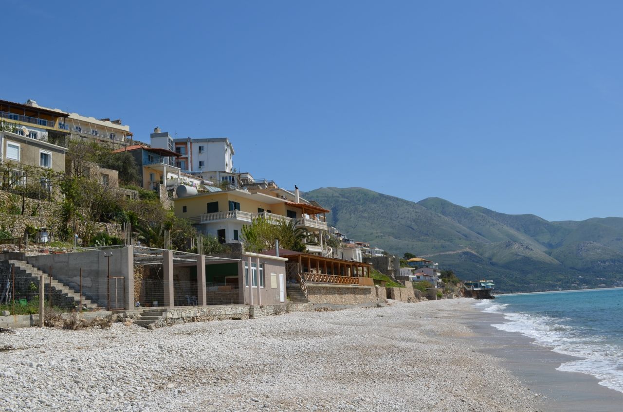 Telek itt a tengerparton, a Jón-tenger, Albániában, egy falu nevű Qeparo.
