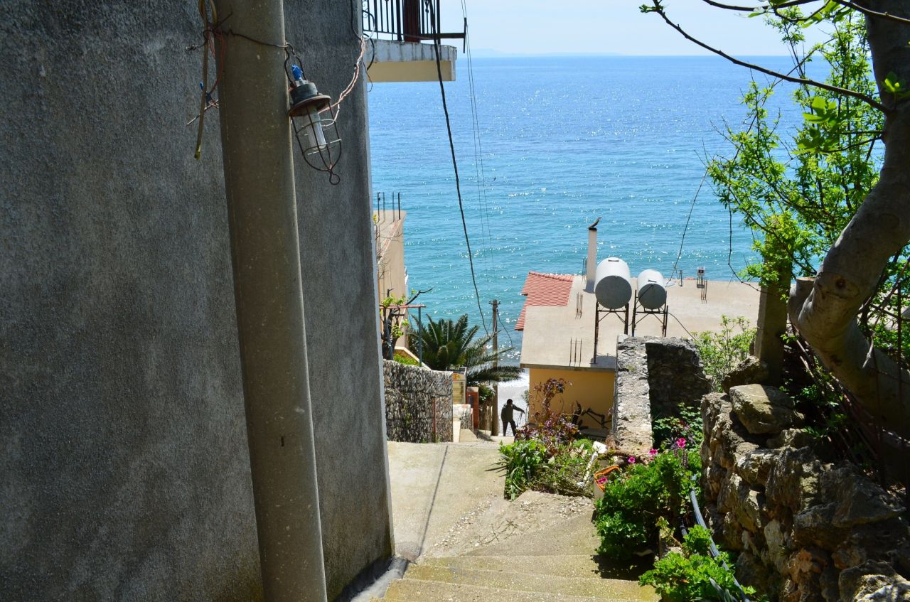Leiligheter til salgs i kysten av Det joniske hav, i Albania, i en landsby som heter Qeparo.