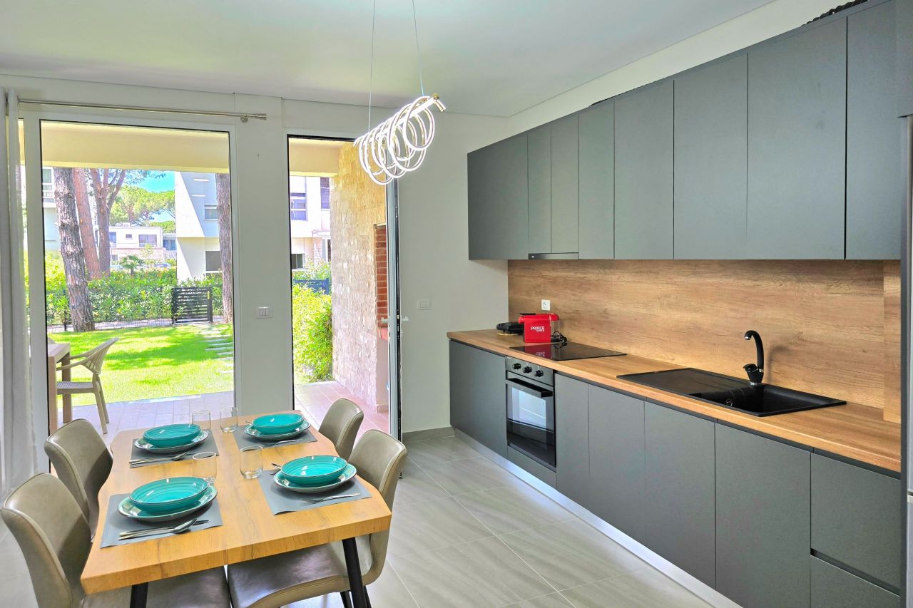 21 Lalzit Bay, 2015, Durres, Albania