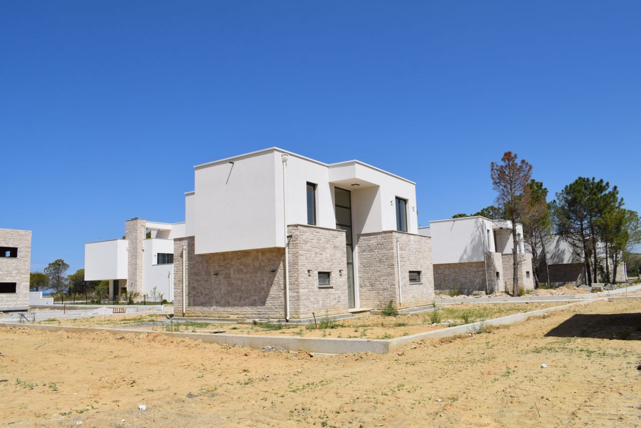 Individuelle Villa zum Verkauf im San Pietro Resort in Gjiri i Lalzit