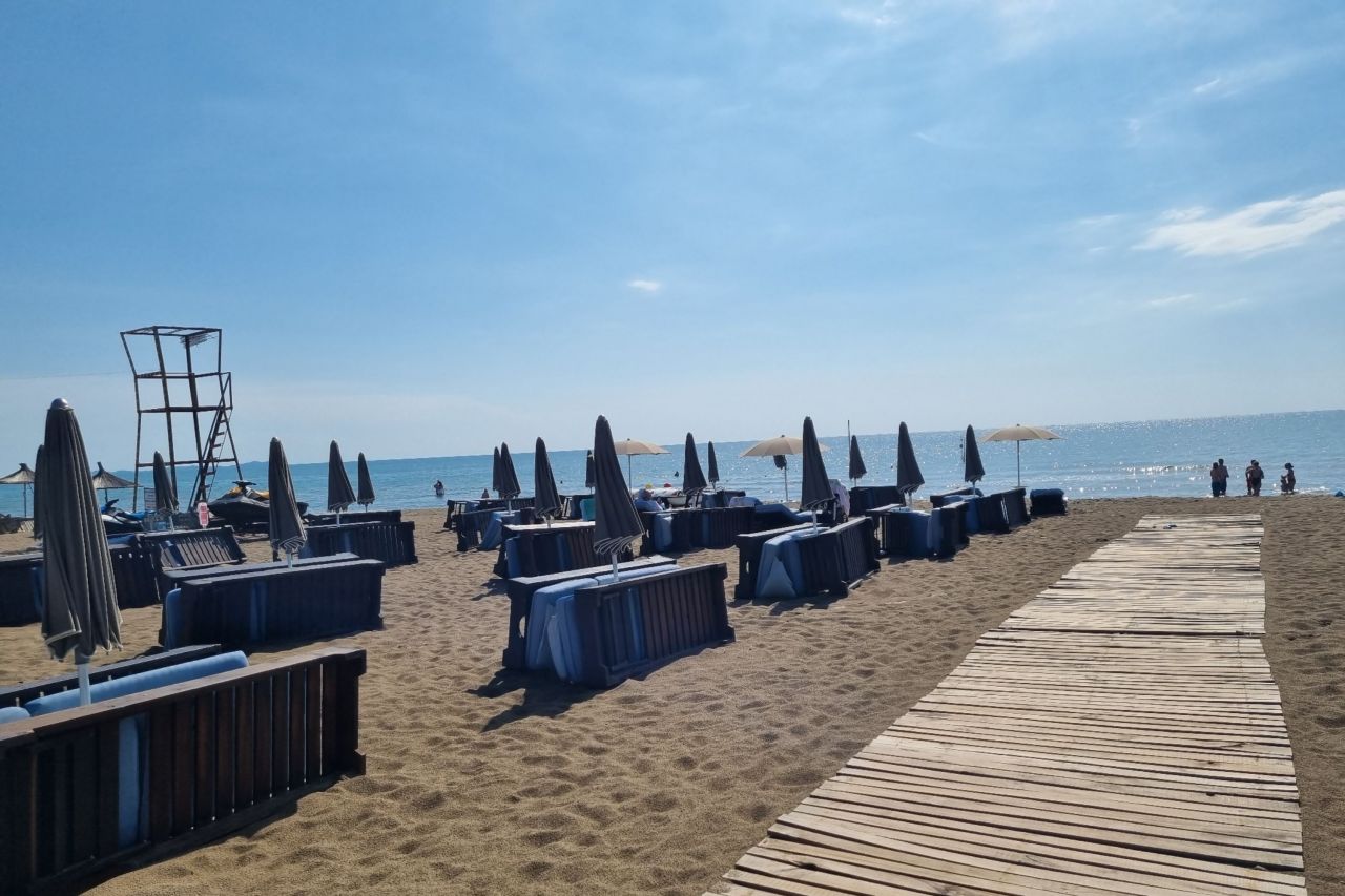 Leilighet Til Salgs I San Pietro Resort Lalzit Bay Durres Albania, Nær Stranden, Som Har En Fin Balkong