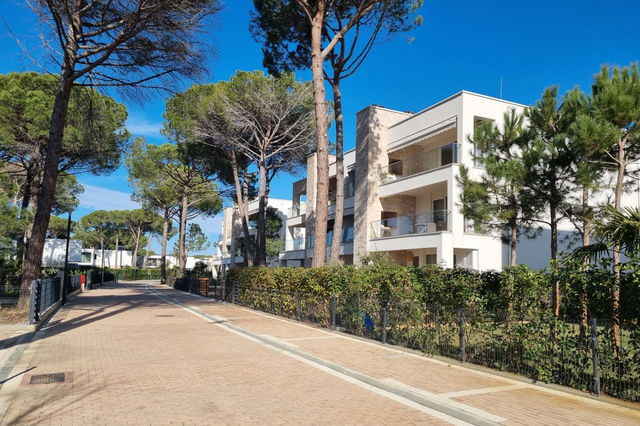Wohnung Zum Verkauf Im San Pietro Resort Lalzit Bay Durres Albanien, Nahe Dem Strand, Mit Einem Schönen Balkon