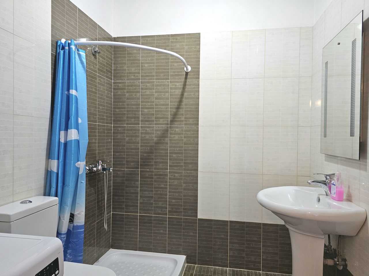 Apartament Me Qera Ne Sarande Me Pamje Nga Deti