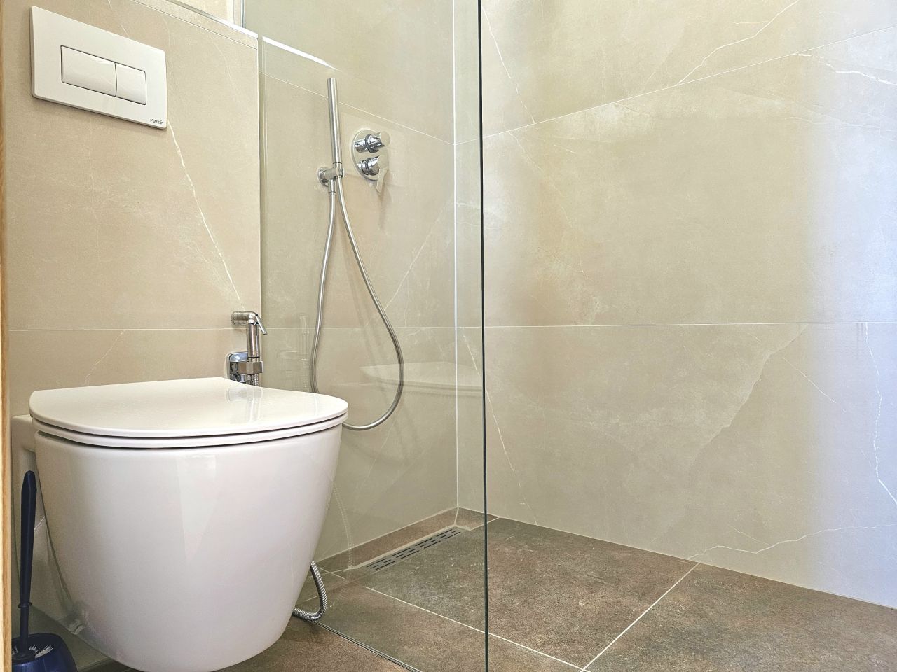 First Line Apartment For  Rent With a Full View Of The Ionian Beach