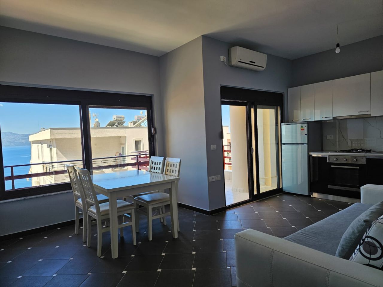 Wohnung zum Verkauf in Saranda, Albanien mit fantastischem Panoramablick auf das Meer über die Bucht von Saranda und die Insel Korfu