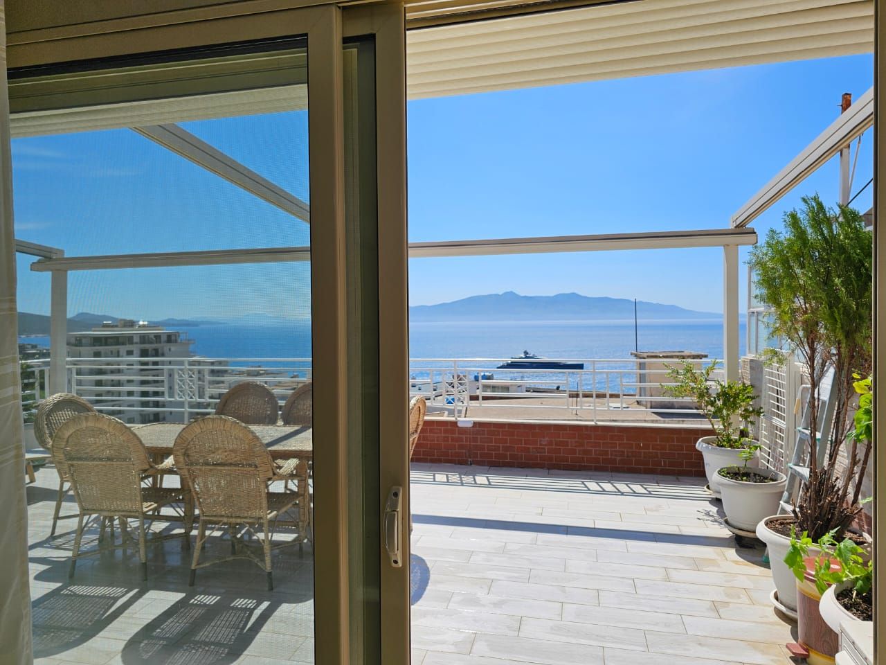 Albánia Eladó ingatlan Sarandában, két hálószobával, modern rezidenciában, nagy panorámás kilátással a tengerre