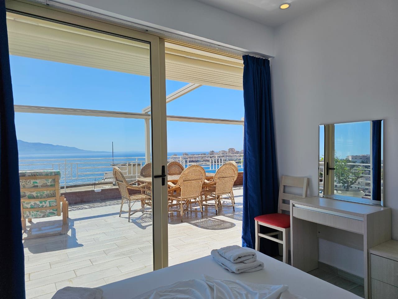 Albania Nieruchomości w Sarandzie na sprzedaż z dwiema sypialniami w nowoczesnej rezydencji z pięknym panoramicznym widokiem na morze