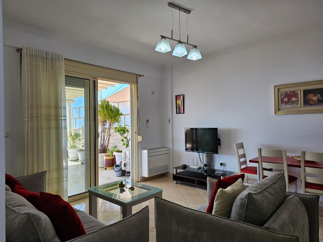 Недвижимость Албании в Саранде на продажу с двумя спальнями в современной резиденции с большим панорамным видом на море