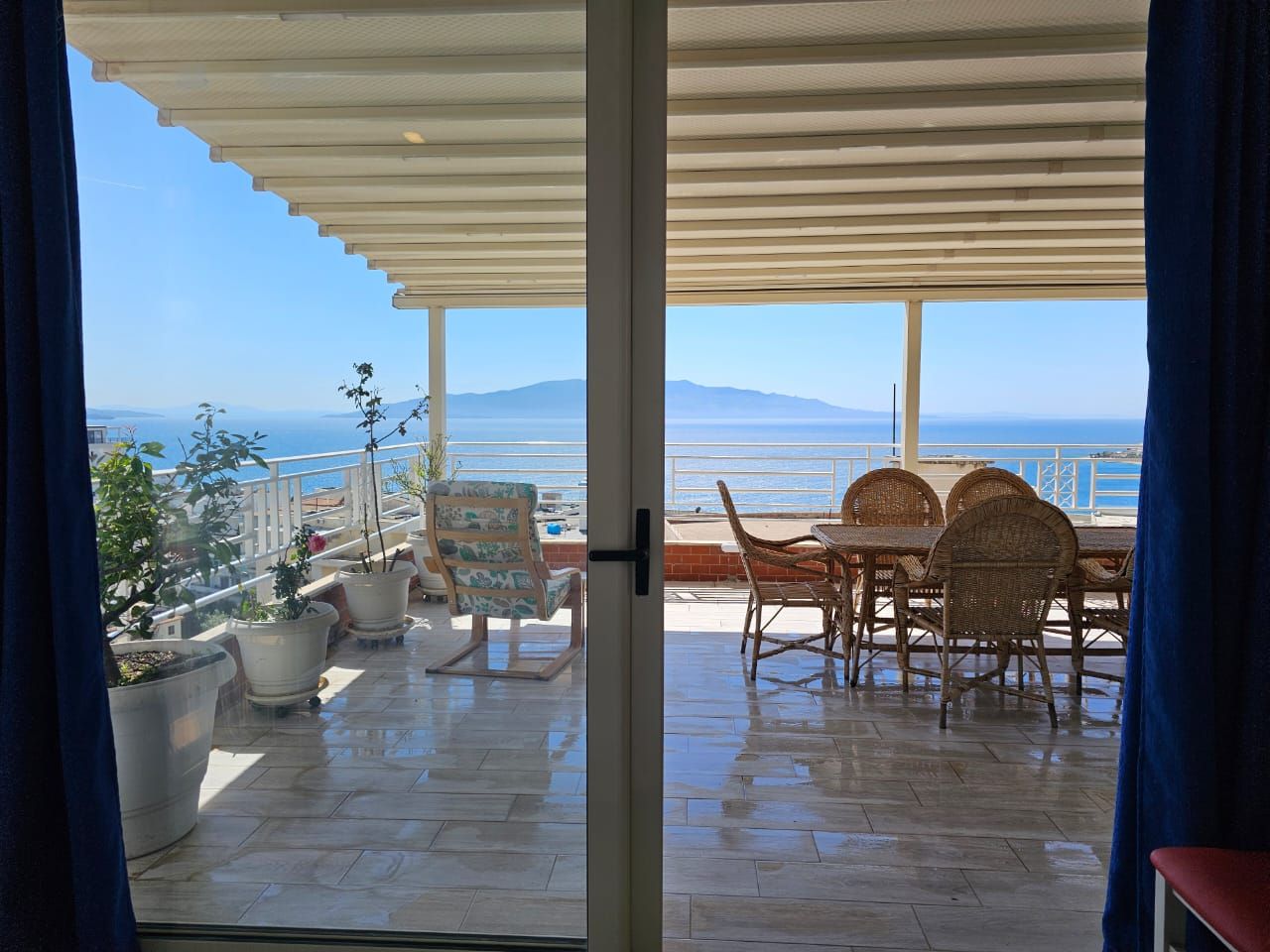 Albania eiendom i Saranda til salgs med to soverom i en moderne bolig med flott panoramautsikt over havet