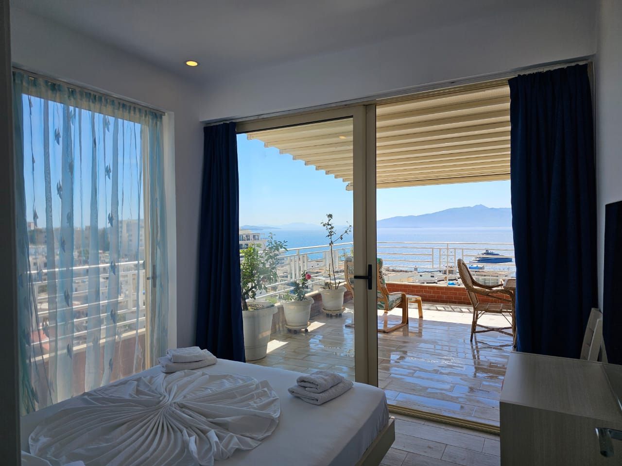 Недвижимость Албании в Саранде на продажу с двумя спальнями в современной резиденции с большим панорамным видом на море