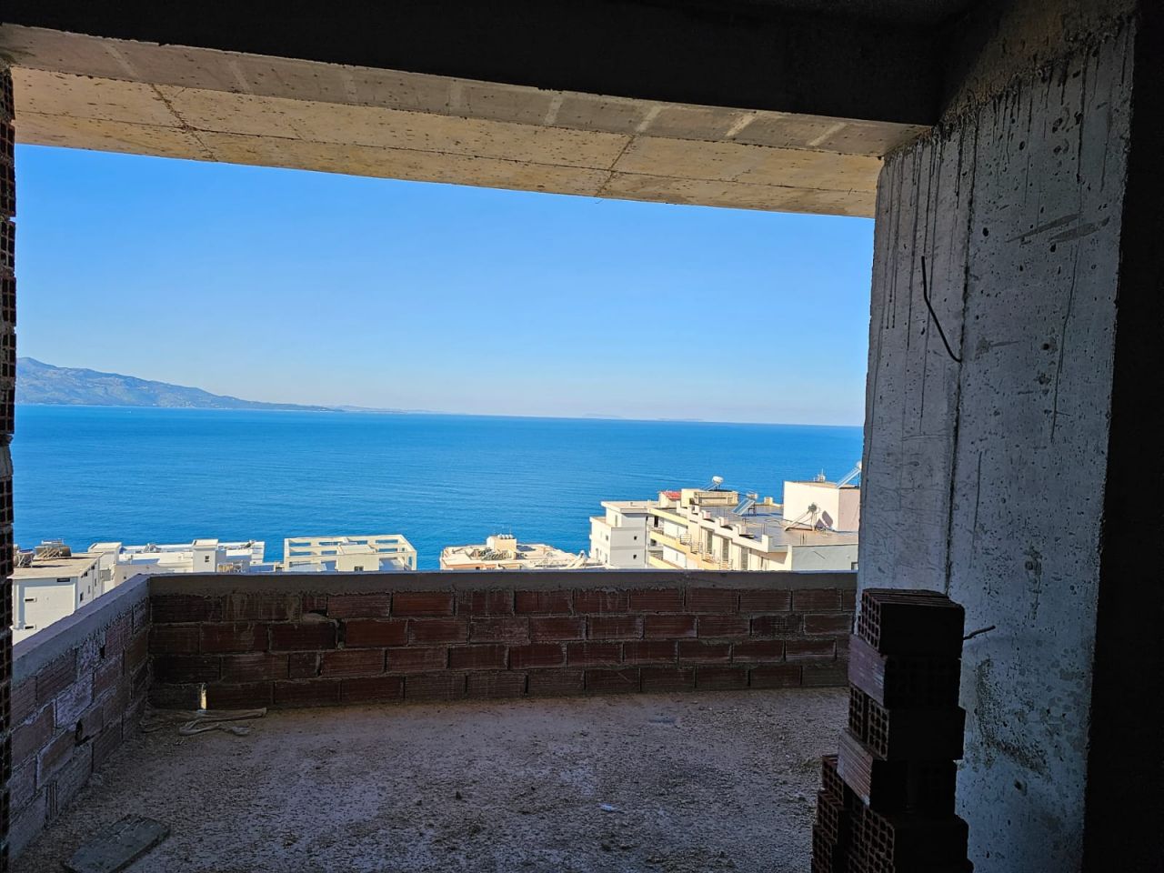 Nagyszerű Ingatlan Eladó Egy Uj Epületben Saranda Albániában Szép Kilátással Csak Néhány Lépésre A Tengertől