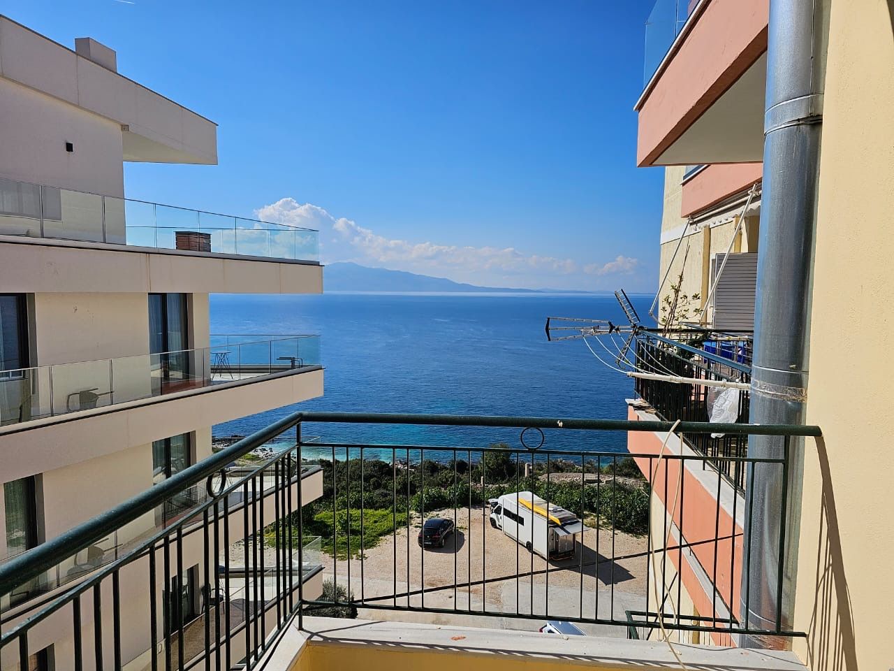  Na sprzedaż nieruchomość w Albanii w Sarandzie, z pięknym widokiem na morze, położona w bardzo dobrej pozycji